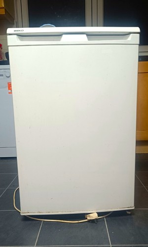 Beko white mini chest freezer - white,